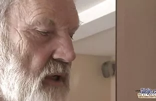 Oktatók tisztítsák meg a lyukakat egy ügyfél számára az osztály előtt pornó filmek