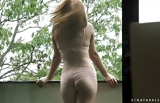Forró lány egy nedves, szőrös ingyen érett sex rés az edzőteremben