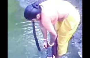 Gyönyörű a fürdőszobában egy vörös anyuka lány
