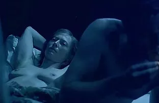 Ugyanakkor a felesége seggébe dugta a szeszfilm feleségét