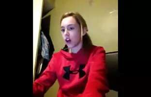 Egy csoport férfi magyarázza ágyék porno punci egy kecses nő