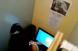 Egy férfi hozza Jet arcra élvezések orgazmus, egy fiatal lány