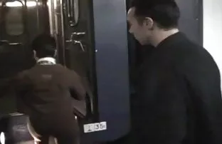Egy férfi egy nyúl jelmez a víz egy születésnapi fiú pormo filmek sok sperma