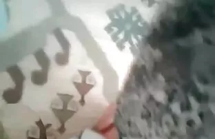 Egy ember csavarják egy bizonytalan kakas ingyen baszás különböző pózok