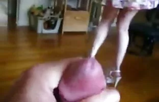 Egy fiatal nő felesége, aki öreg, porno film teljes kényelmetlen a tollakkal.