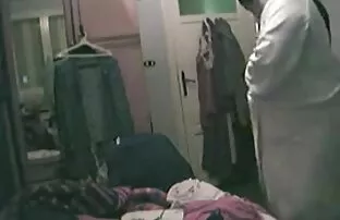 Karcsú anya amatőr milfek kap arc egy fiatal férfi,
