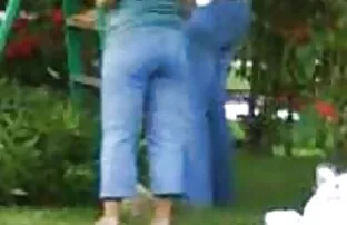 A vörös haj találkozik a amatőr pornó videók szeretőjével, aki ruhákkal dolgozik