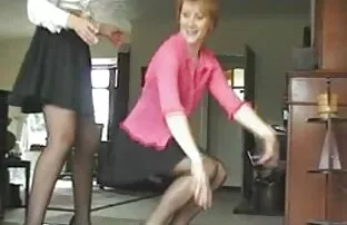 Fiatal nő, tele vágy xexi csajok egy férfi mellett egy alvó Barát
