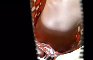 Egy jóképű családiszexvideo férfi, meg a barátnője a hálószobában