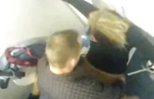 Vékony, két ruhás anyaporno férfi számára