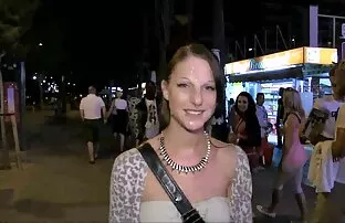 Busty lány boldog, hogy sex filmek ingyen enni csirke ember